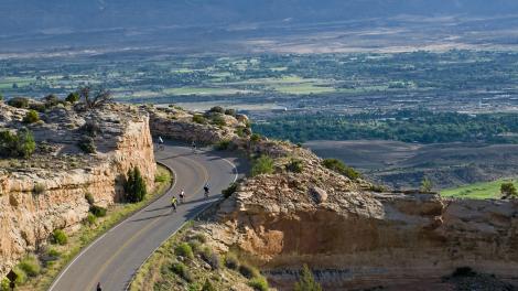 Paseo en bicicleta por Colorado National Monument cerca de Grand Junction, Colorado