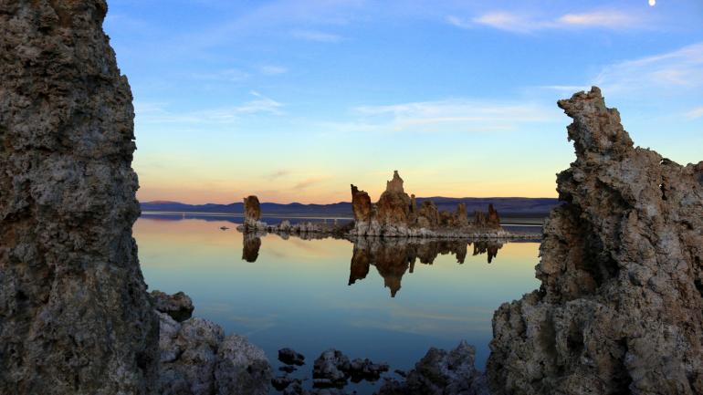 Sonnenuntergang über dem uralten Mono Lake