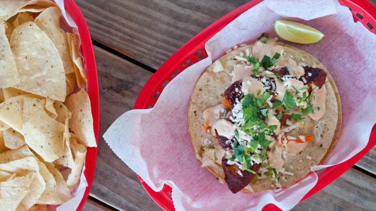 到德克萨斯州奥斯汀的 Torchy’s Tacos 餐厅,品尝现代风味的街头美食卷饼,搭配一些自制薯片 到德克萨斯州奥斯汀的 Torchy’s Tacos 餐厅,品尝现代风味的街头美食卷饼,搭配一些自制薯片