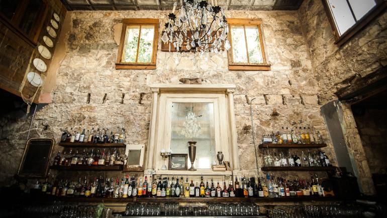 光顾德克萨斯州奥斯汀的 Whisler’s 酒吧,品尝创意鸡尾酒与自制果酱、果汁和苦味酒。 光顾德克萨斯州奥斯汀的 Whisler’s 酒吧,品尝创意鸡尾酒与自制果酱、果汁和苦味酒。
