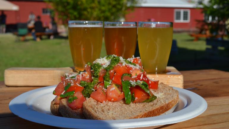 Prueba cervezas artesanales y comida local por temporada en la granja de lúpulo de Agrarian Ales, en Eugene. 