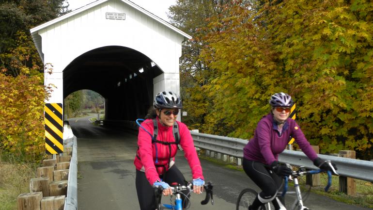 Recorre esta hermosa zona en bicicleta por la Willamette Valley Scenic Bikeway. 