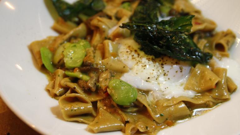 Explorez les monuments et les sites du centre‑ville de Los Angeles, puis refaites le plein d’énergie dans l’un des nombreux restaurants éclectiques du coin, par exemple le Bestia, un restaurant italien très fréquenté.