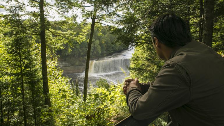Les chemins en bois entourant les chutes de Tahquamenon Falls permettent d’admirer à loisir les cascades et de prendre quelques belles photos.