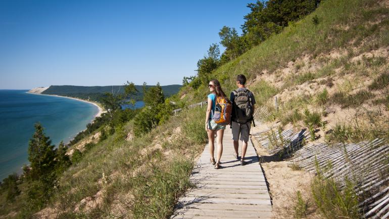 La Sleeping Bear Dunes National Lakeshore y el Sleeping Bear Heritage Trail ofrecen vistas impresionantes del Lake Michigan.