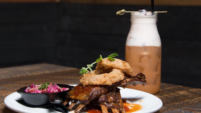 The Mill combina ingredientes elaborados en el restaurante con delicias locales de la temporada y presenta la cocina sureña con un toque artesanal.