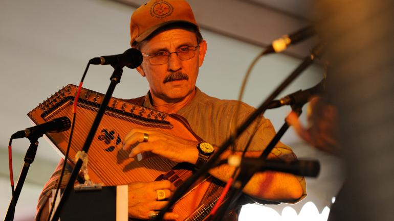 Músico en el Virginia Highlands Festival, en Abingdon, Virginia