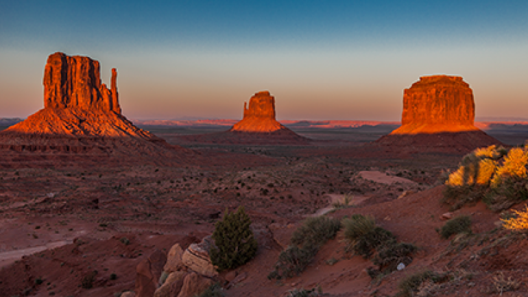 Os Mitten Buttes e o Merrick Butte vistos da borda do Monument Valley