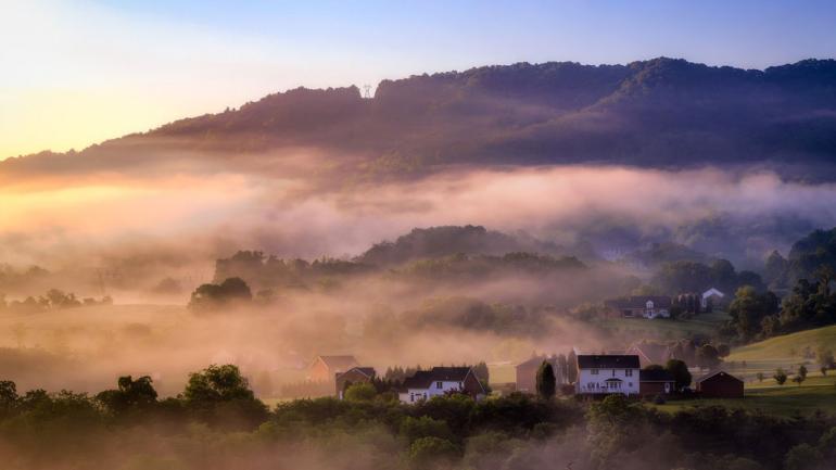 Entlang des Blue Ridge Parkway erwarten euch zahlreiche atemberaubende Aussichten. Nehmt euch Zeit für Pausen, um den Ausblick zu genießen.