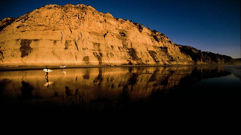 ベテランサーファーはボードを持参して、トーリーパインズの断崖の下にあるブラックスビーチの南部を訪れましょう。 