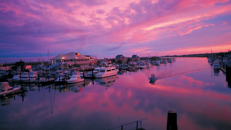 從北卡羅萊納州的威明頓市區，前往賴茨維爾海灘的碼頭只要 15 分鐘車程