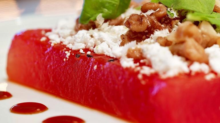 Découvrez des restaurants très populaires, comme le Ka‘ana Kitchen, dont 85 % des ingrédients proviennent des cultivateurs, des éleveurs et des pêcheurs de l’île.