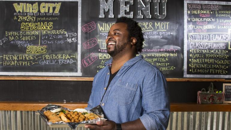 Ramon Dickersons leckere Chicken Wings im 2 Fat 2 Fly Wing City in Columbia werden in verschiedenen Varianten und mit leckeren Beilagen angeboten.