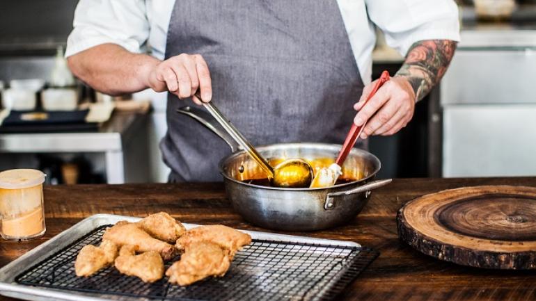 Sean Brock greift für seine originellen und traditionellen Kreationen auf seinen eigenen Dachgarten und die Erzeugnisse lokaler Bauern aus South Carolina zurück.