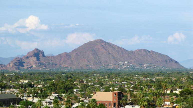 Camelback Mountain, que se eleva sobre la ciudad de Scottsdale, Arizona, es una de las zonas más populares para hacer caminatas gracias a sus increíbles vistas.