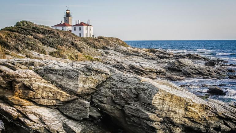 El faro Beavertail Lighthouse ofrece vistas hermosas de la Narragansett Bay (Bahía Narragansett) desde su posición elevada en el extremo sur de la isla de Conanicut.
