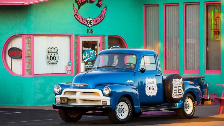Mr. D’z Route 66 Diner 餐厅外以 66 号公路为主题的 1952 年产雪佛兰卡车 Mr. D’z Route 66 Diner 餐厅外以 66 号公路为主题的 1952 年产雪佛兰卡车
