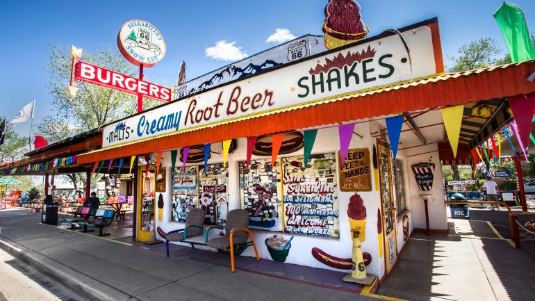 Delgadillo’s Snow Cap Drive-In 汽车餐厅的外观向路人展示着这里的特色美食 Delgadillo’s Snow Cap Drive-In 汽车餐厅的外观向路人展示着这里的特色美食