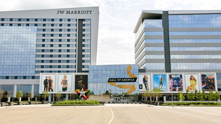 Blick auf das JW Marriott Hotel vom Nordeingang der Mall of America