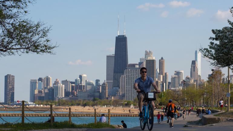 Eine Radtour in Lincoln Park am Lake Michigan im Frühling