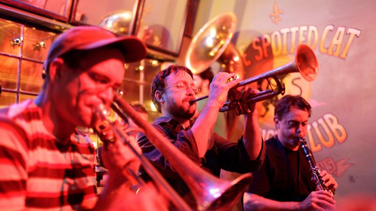 프렌치맨 스트리트에 있는 스포티드 캣 뮤직 클럽의 재즈 공연