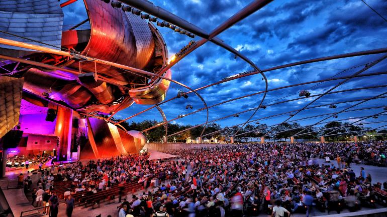 Concert en plein air au Jay Pritzker Pavilion sous le ciel nocturne