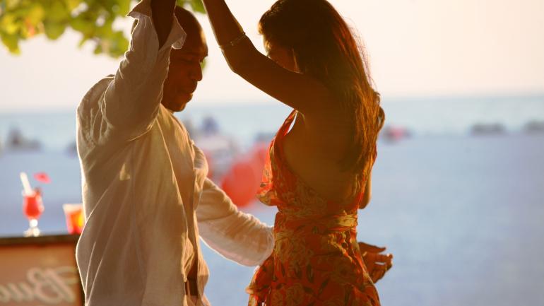Dançando ao som da música ao vivo na Costa do Golfo da Flórida