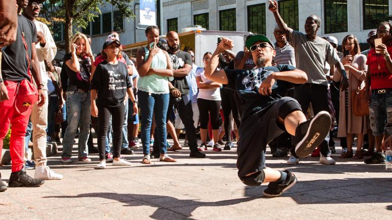 애틀랜타 거리에서 즐기는 브레이크댄스