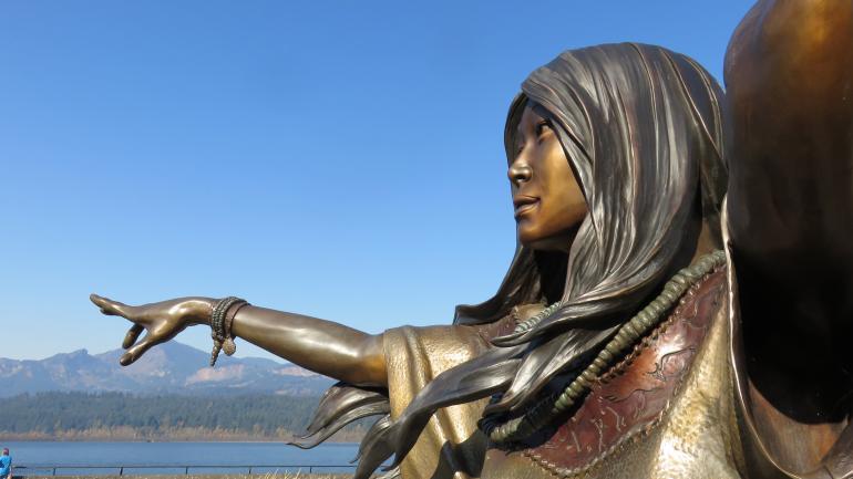 由 Heather Soderberg-Greene 亲历创作的、令人着迷的 Sacagawea 青铜雕像 由 Heather Soderberg-Greene 亲历创作的、令人着迷的 Sacagawea 青铜雕像