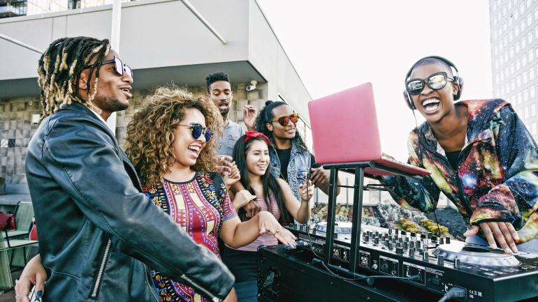 로스앤젤레스 루프탑에서 DJ 음악 즐기기