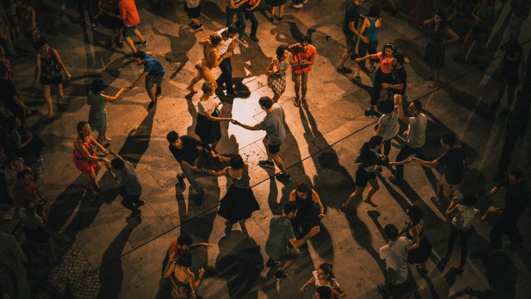 您可能会在圣图尔斯 La Placita 广场的感染下一起在街头跳舞 您可能会在圣图尔斯 La Placita 广场的感染下一起在街头跳舞