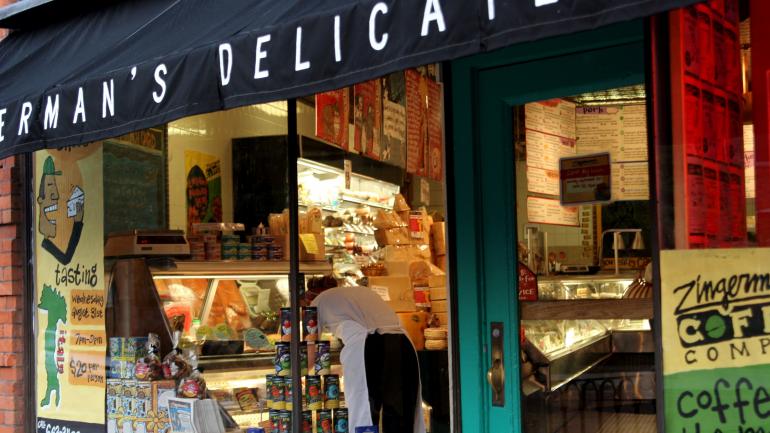 Zingerman's Delicatessen 熟食店位于市中心的安娜堡农贸市场附近