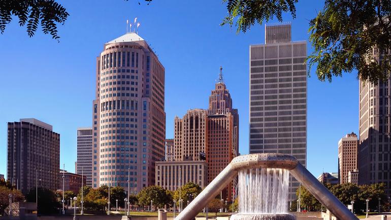 底特律市中心的静谧公园和城市天际线景观 底特律市中心的静谧公园和城市天际线景观