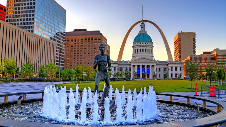 圣路易斯的 Kiener Plaza 广场,背面是大拱门 圣路易斯的 Kiener Plaza 广场,背面是大拱门