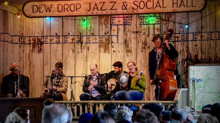 曼德维尔 Dew Drop Jazz and Social Hall 音乐厅的现场音乐会 曼德维尔 Dew Drop Jazz and Social Hall 音乐厅的现场音乐会