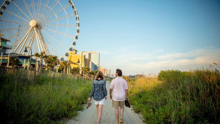 在南卡罗来纳州美特尔海滩 SkyWheel 附近的海岸步行游览 在南卡罗来纳州美特尔海滩 SkyWheel 附近的海岸步行游览