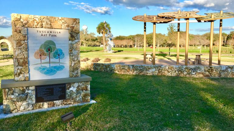 Instalación de esculturas de gran tamaño en el Tuscawilla Art Park