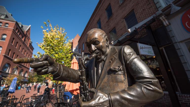 벌링턴 처치 스트리트에 있는 전설적인 지역 출신 빅 조 버렐의 동상