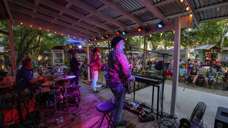 Vista desde el escenario del patio trasero en la Bee Nice Concert Series