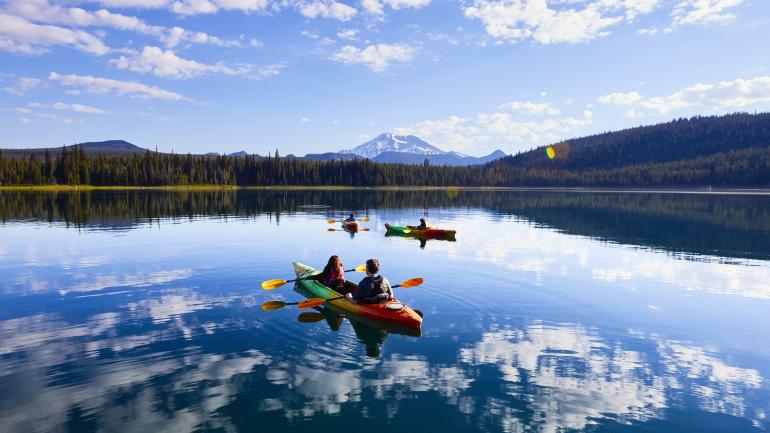 在 Elk Lake 湖上划皮划艇,欣赏壮丽的山景 在 Elk Lake 湖上划皮划艇,欣赏壮丽的山景
