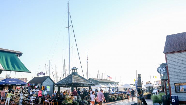 뉴포트 보웬 부두를 따라 즐기는 쇼핑