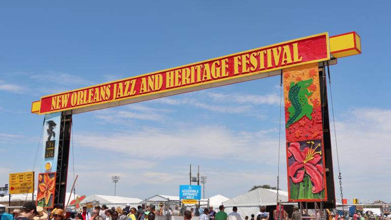 뉴올리언스 재즈 앤 헤리티지 페스티벌의 컬러풀한 출입문