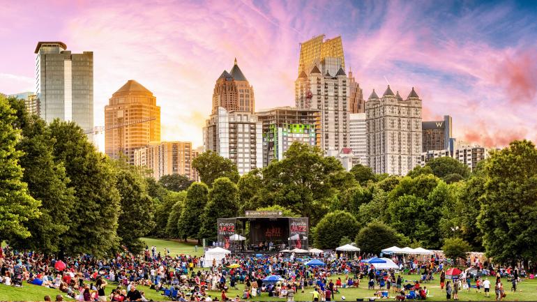 피드몬트 공원에서 열리는 애틀랜타 재즈 페스티벌의 스카이라인 전망