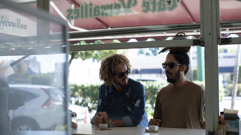 Bebiendo café cubano desde la ventanilla para llevar en Versailles
