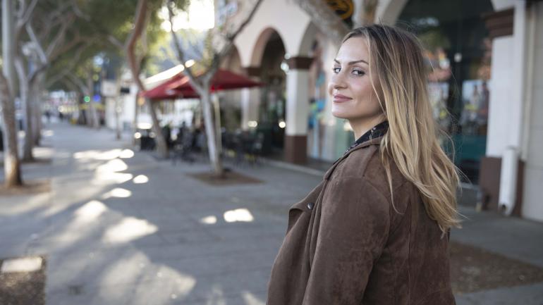 Kat Meoz explorando una calle de West Hollywood