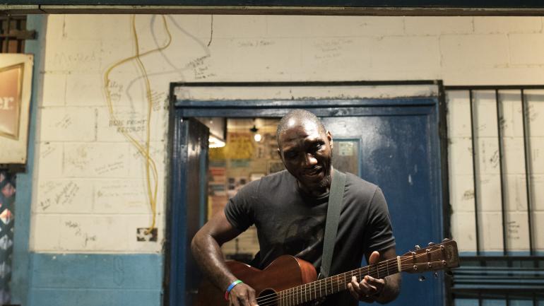 Cedric Burnside 在杰克逊附近的 Blue Front Cafe 酒吧外表演 Cedric Burnside 在杰克逊附近的 Blue Front Cafe 酒吧外表演