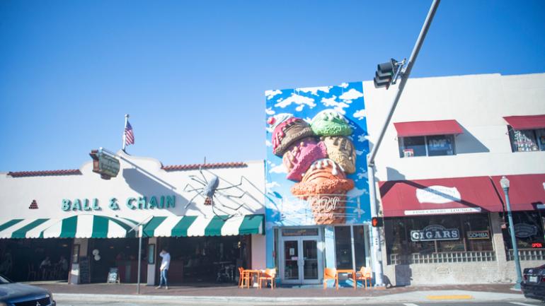 Bares y restaurantes populares que bordean la Calle Ocho