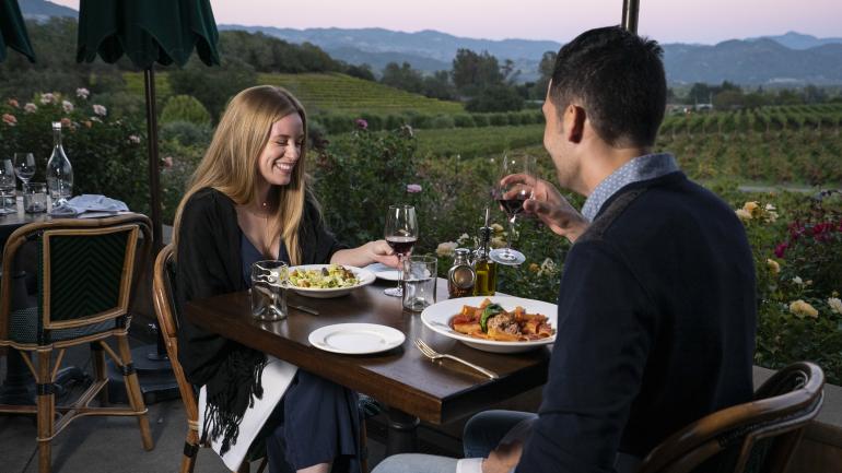 在加利福尼亚州索诺马县 Francis Ford Coppola Winery 酒庄的 Rustic 餐厅一边享受美食,一边欣赏醉人的葡萄园风景 在加利福尼亚州索诺马县 Francis Ford Coppola Winery 酒庄的 Rustic 餐厅一边享受美食,一边欣赏醉人的葡萄园风景