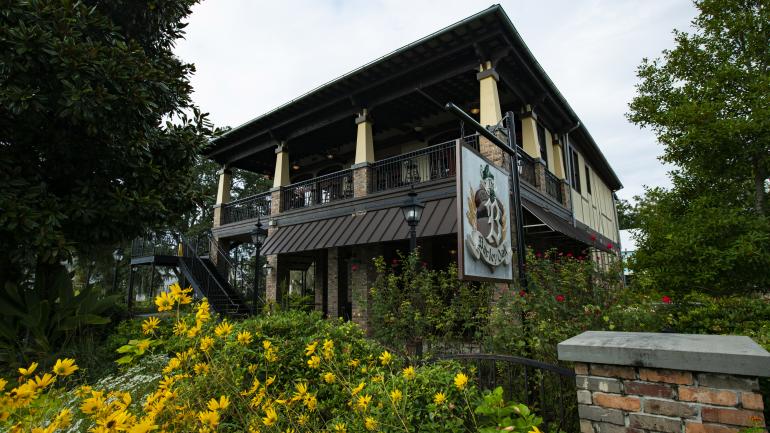 The Barley Oak 餐厅外的鲜花营造出休闲、友好的氛围 The Barley Oak 餐厅外的鲜花营造出休闲、友好的氛围