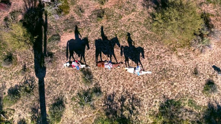 Luftblick auf die Teilnehmer eines Geländeritts in Scottsdale, Arizona